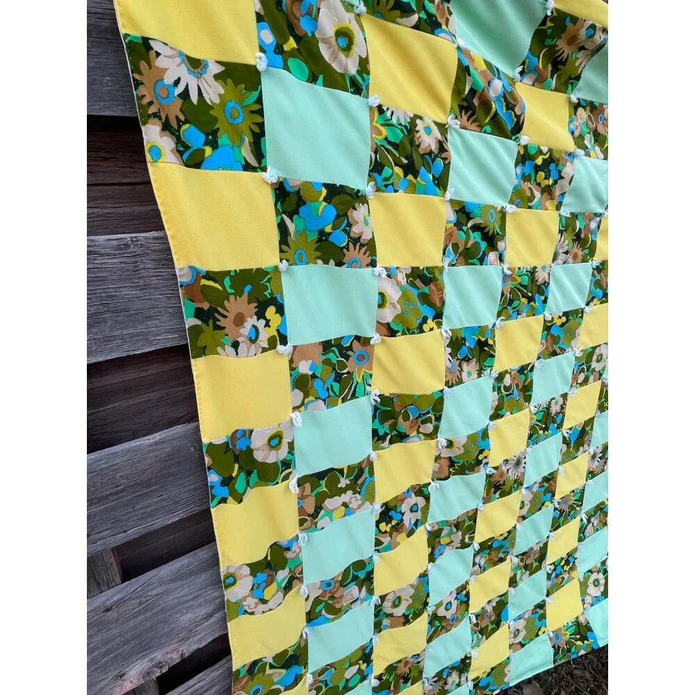 Vintage 1960s Groovy Floral Patchwork Tied Quilt 75x68" - Picture 16 of 16